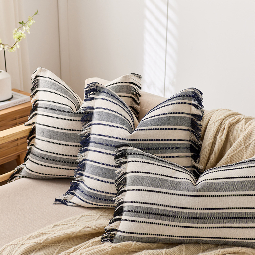 Hapsutettu deco-tyyny, jossa tyylikäs reunatupsu